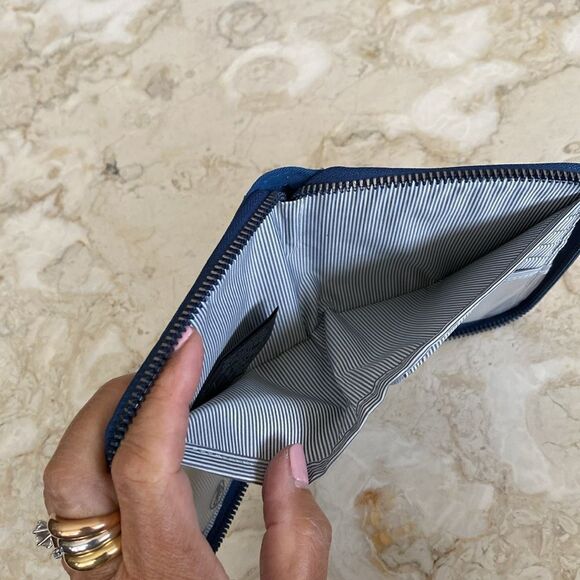 Travelon RFID Blocking Single Zip Nylon Wallet - Picture 12 of 12